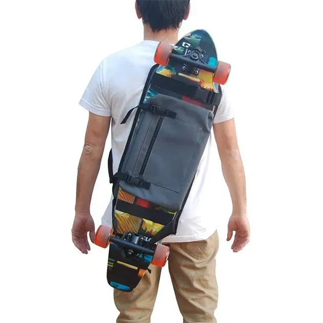 Batoh na skateboard